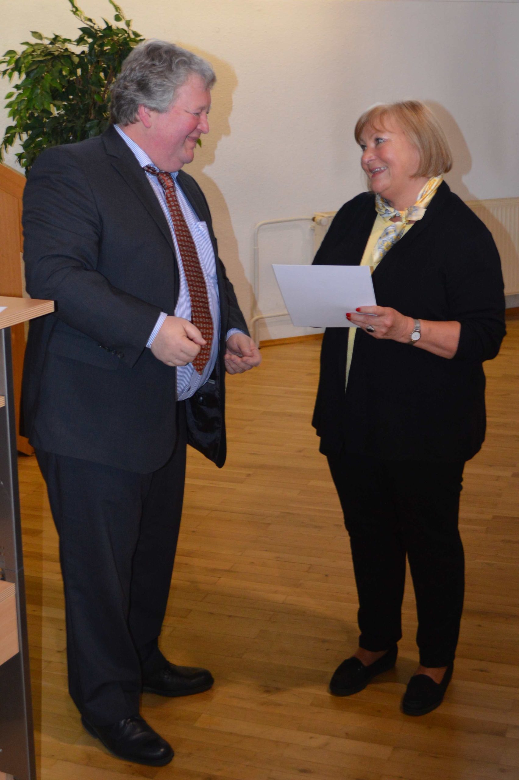 HLB-Präsident verleiht Marlies Schader die goldene Ehrennadel