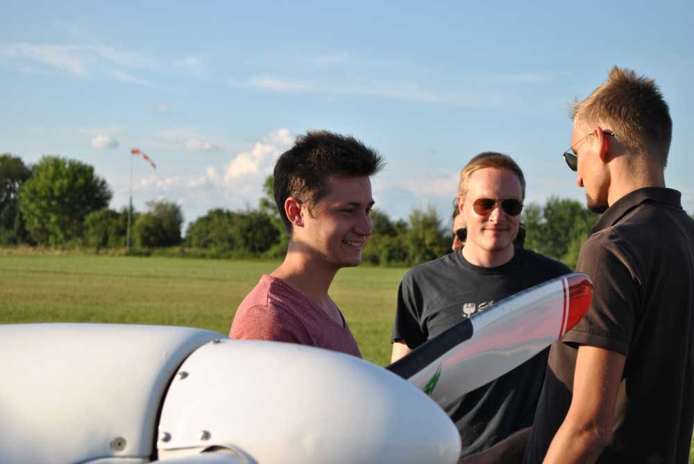 Reisemotorsegler: Niklas Fiolka erster Alleinflug mit Motor – Foto 1