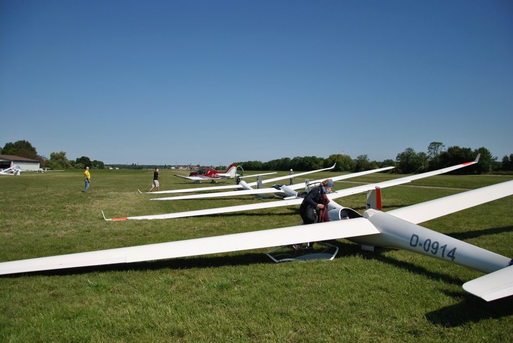 Saisonstart: vermummte Gestalten erobern Flugplatz – Foto 2