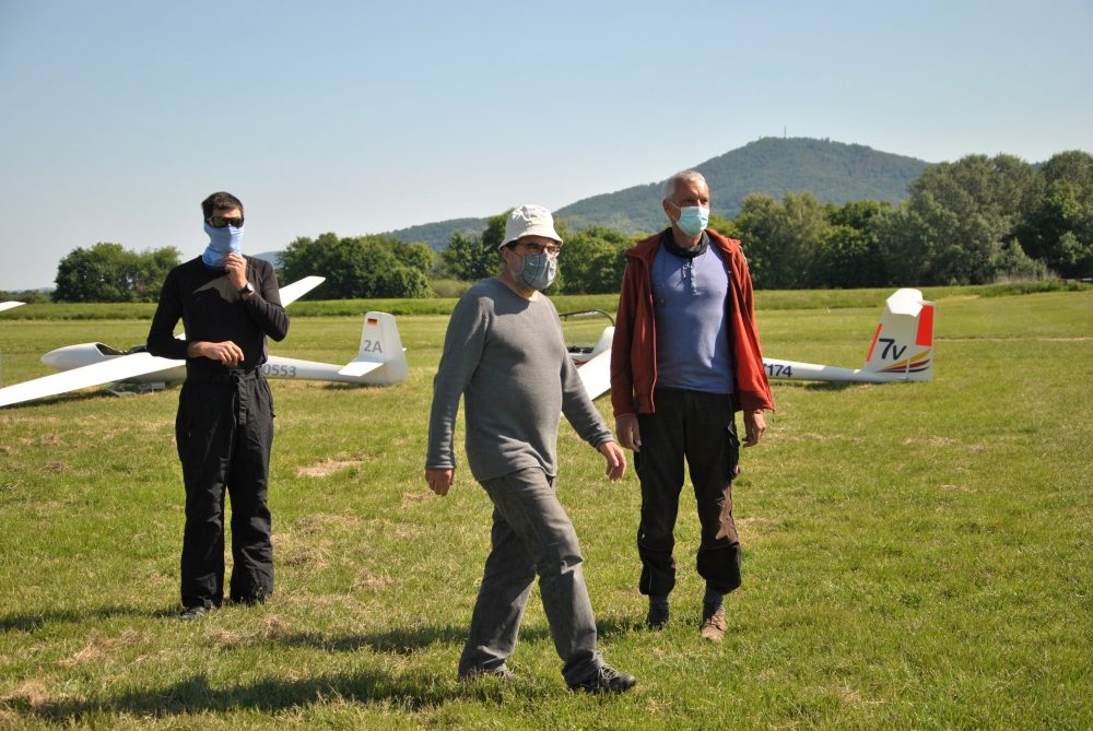 Saisonstart: vermummte Gestalten erobern Flugplatz – Foto 1