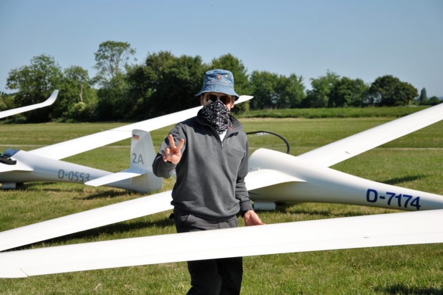 Saisonstart: vermummte Gestalten erobern Flugplatz