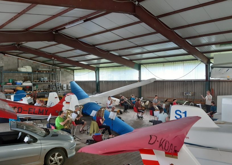 Musikstunde im Hangar und Übungswetter für Piloten