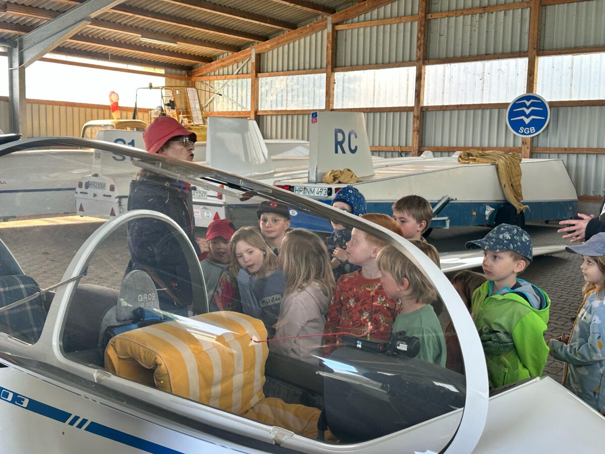 Wo geht es zur Startbahn? Kinder besuchen den Segelflugplatz